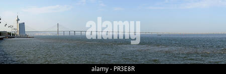 Lissabon, Portugal - Juli 04, 2016: Das Panorama der Vasco da Gama Brücke und den Fluss Tagus Promenade in der World Expo Park 1998 der Nationen. Lis Stockfoto