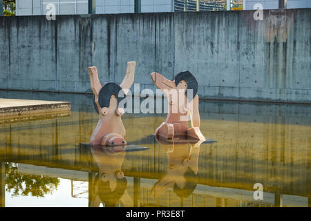 Lissabon, Portugal - 04. Juli 2016: Die hölzernen Figuren der Tagides - die Nymphen der Fluss Tejo in den See Tagides im Park der Nationen. Lissabon Stockfoto