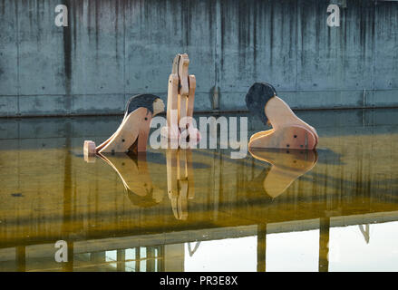 Lissabon, Portugal - 04. Juli 2016: Die hölzernen Figuren der Tagides - die Nymphen der Fluss Tejo in den See Tagides im Park der Nationen. Lissabon Stockfoto