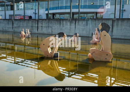 Lissabon, Portugal - 04. Juli 2016: Die hölzernen Figuren der Tagides - die Nymphen der Fluss Tejo in den See Tagides im Park der Nationen. Lissabon Stockfoto