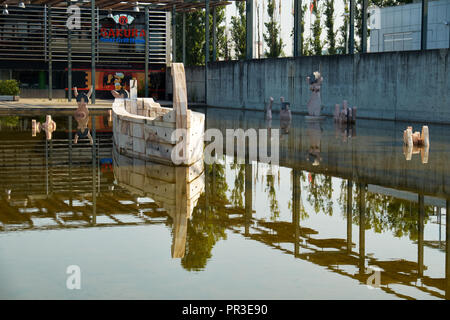 Lissabon, Portugal - 04. Juli 2016: Die hölzernen Figuren der Tagides - die Nymphen der Fluss Tejo in den See Tagides im Park der Nationen. Lissabon Stockfoto