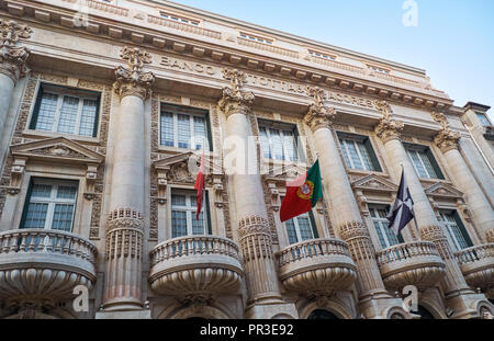 Lissabon, Portugal - Juli 04, 2016: Das Gebäude der Banco Santander Portugal (ehemals Banco Santander Totta) mit dekorativen Elementen: halbrunde Ba Stockfoto