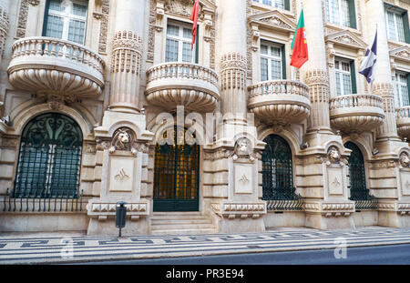 Lissabon, Portugal - Juli 04, 2016: Das Gebäude der Banco Santander Portugal (ehemals Banco Santander Totta) mit dekorativen Elementen: halbrunde Ba Stockfoto