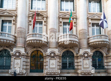 Lissabon, Portugal - Juli 04, 2016: Das Gebäude der Banco Santander Portugal (ehemals Banco Santander Totta) mit dekorativen Elementen: halbrunde Ba Stockfoto