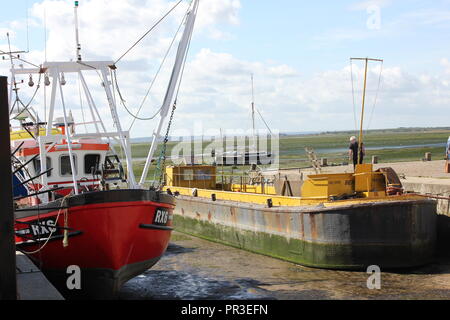 Trawler und Schiff im Hafen, Ebbe, Leigh-on-Sea, Essex Stockfoto