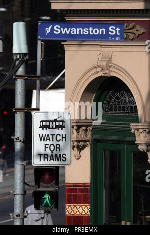 Für Straßenbahnen SCHILD AN DER ECKE Swanston Street, Melbourne, Victoria, Australien WATCH Stockfoto