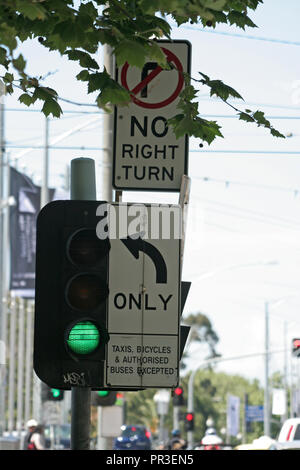 Keine RECHTS- UND GRÜNE AMPEL IN DER STADT Melbourne, Victoria, Australien Stockfoto