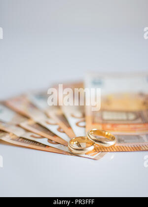 Trauringe und Banknoten Stockfoto