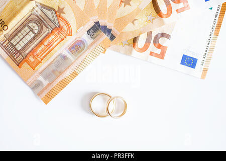 Trauringe und Banknoten Stockfoto