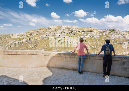 Panorama der Hügel vor Matera mit Höhlen in den Felsen und Touristen geschnitzt beobachten Stockfoto