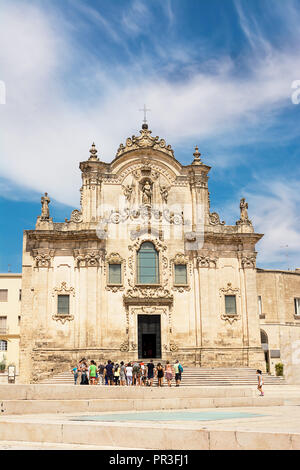 Matera, Italien - 18 August 2018: die Kirche des heiligen Franziskus von Assisi in Matera (Italien) und Touristen an einem sonnigen Tag Stockfoto