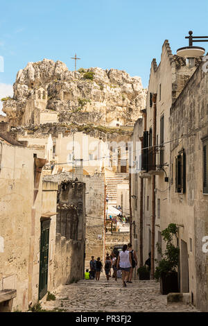 Matera, Italien - 18 August 2018: charakteristische Gasse, die mit Touristen und im Hintergrund die Sasso Caveoso Stockfoto