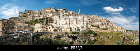 Matera, Italien - 18. August 2018: Panorama der alten Stadt Matera (Colle della Civita), Europäische Kulturhauptstadt 2019 Stockfoto