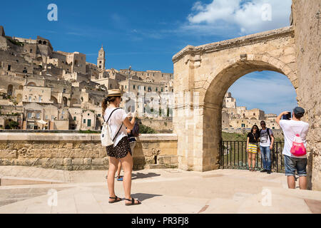 Matera, Italien - 18. August 2018: Touristen nehmen selfies und Snapshots, die mit dem Hintergrund von Matera an einem sonnigen Tag Stockfoto