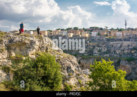 Matera, Italien - 18 August, 2018: die Touristen beobachten, die Sassi di Matera vom gegenüberliegenden Hügel Stockfoto