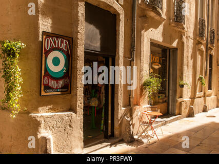 Fassade des "Oxygen" Shop an der Rue de l'Ancien Courrier im alten Herzen von Montpellier, Südfrankreich. Stockfoto