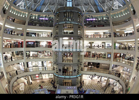 Innenraum des Suria KLCC Shopping Mall in Kuala Lumpur, Malaysia Stockfoto