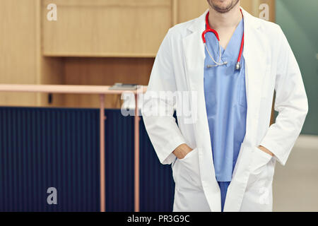 Mittelteil der Arzt im Krankenhaus Stockfoto
