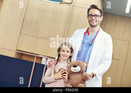 Arzt einladende kleine Mädchen in der Klinik Stockfoto