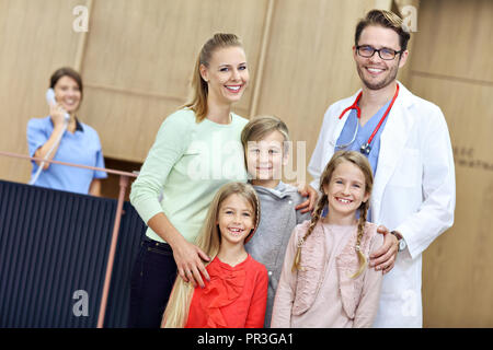 Mutter und Kinder zusammen mit dem Arzt im Krankenhaus Stockfoto