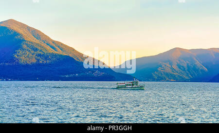 Ascona, Schweiz - 23 August 2016: Fähre an der Anlegestelle der luxuriösen Resort in Ascona am Lago Maggiore im Tessin, Schweiz. Stockfoto