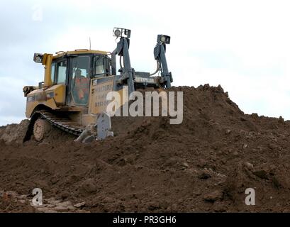 Ein Caterpillar D8T Bulldozer mit einem semi-Schild und Einzelzahn einstellbare Ripper. Die gesamten operativen Gewicht über 38 Tonnen. Stockfoto