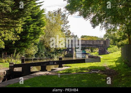 Schmale Boot mit Brücke Vertäut und auf den Trent und Mersey Canal in Cheshire UK sperren Stockfoto