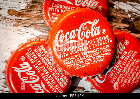 Coca-Cola Bottle Tops, Coca-Cola wurde erstmals 1886 in den USA eingeführt. Stockfoto