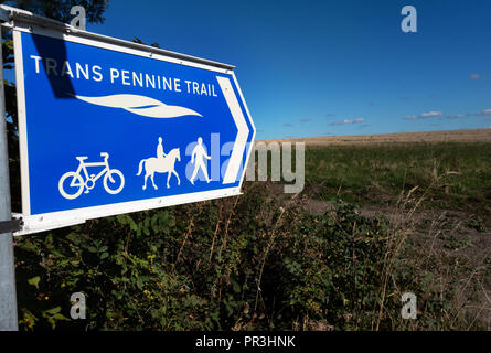 Blaues Hinweisschild für die Trans Pennine Trail auf den Pennine Way, in der Nähe der Wortley, South Yorkshire, England. Stockfoto