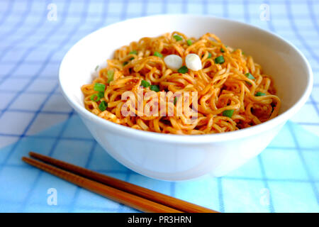 Instant Nudelsuppe aus weisser Keramik Schüssel auf napery Stockfoto