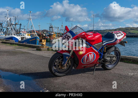 Ducati Motorrad und Fischkutter in Campbeltown in Argyll in Schottland Stockfoto