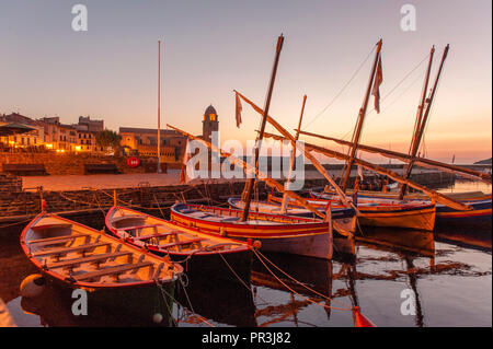 Traditionelle katalanische Boote im Hafen von Collioure festgemacht, in den frühen Morgenstunden gesehen Stockfoto