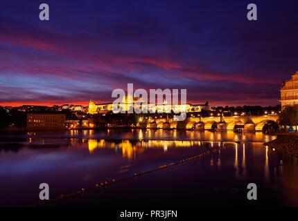 Panorama der Prager Burg und der Karlsbrücke in der Dämmerung, in der Tschechischen Republik. Stockfoto