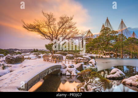 Kanazawa, Japan Winter am Kenrokuen Garten in der Morgendämmerung. Stockfoto