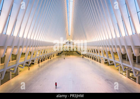 NEW YORK CITY, USA - 23. Oktober 2016: The Westfield World Trade Center Mall und Transport Center in Lower Manhattan. Stockfoto