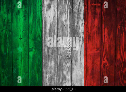 Italienische Flagge auf hölzernen Zaun bemalt Stockfoto