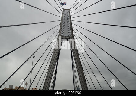 10. Juni 2018: Sydney, Australien: ANZAC Bridge an einem bewölkten Tag Stockfoto