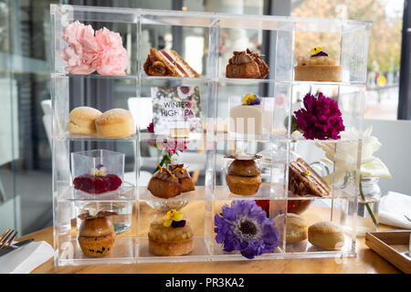 Hausgemachte sortierten Macarons schön mit bunten Herzen, grüner Tee und Gelb und Gold Farbe dekoriert Stockfoto