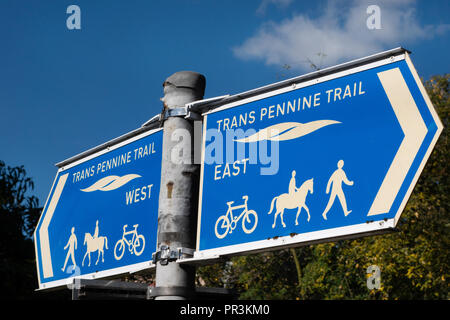 Blaues Hinweisschild für die Trans Pennine Trail auf den Pennine Way, in der Nähe der Wortley, South Yorkshire, England. Stockfoto