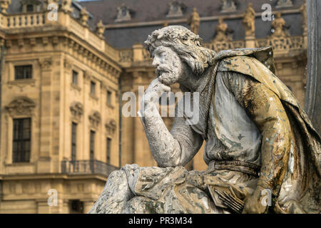 Dichter Walther von der Vogelweide bin Frankoniabrunnen, Residenz, Würzburg, Bayern, Deutschland | dichter Walther von der Vogelweide Statue, Brunnen Stockfoto