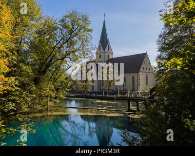 Die gut "blautopf" in Blaubeuren, Deutschland mit einer Kirche im backgrund Stockfoto