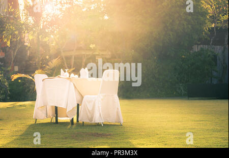 Stühle und Tische für Garden Party vorbereitet Stockfoto