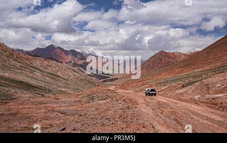 Bilder auf dem entfernten Pamir Highway, von der Kyzyl-Art Pass auf dem Weg nach Karakul See in Tajikiestan Stockfoto