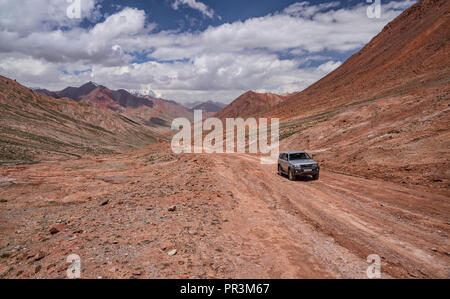 Bilder auf dem entfernten Pamir Highway, von der Kyzyl-Art Pass auf dem Weg nach Karakul See in Tajikiestan Stockfoto