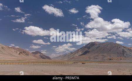 Bilder auf dem entfernten Pamir Highway, von der Kyzyl-Art Pass auf dem Weg nach Karakul See in Tajikiestan Stockfoto