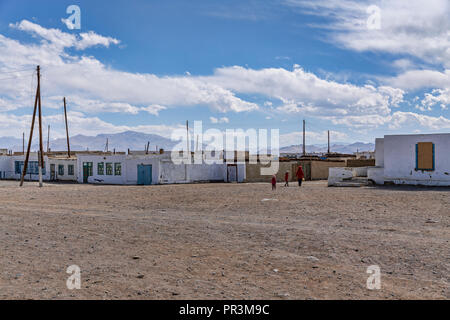 Bilder auf dem entfernten Pamir Highway, von der Kyzyl-Art Pass auf dem Weg nach Karakul See in Tajikiestan Stockfoto