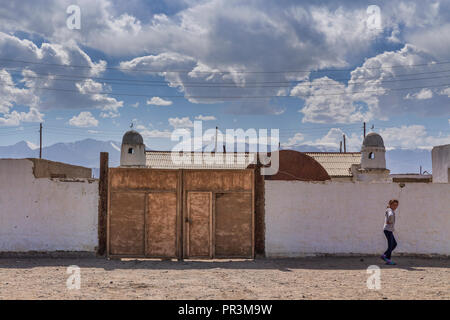 Die schöne Minarett der Moschee in dem abgelegenen Dorf der Karakul auf dem östlichen Abschnitt der Pamir Highway in Tadschikistan. Stockfoto