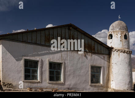 Die schöne Minarett der Moschee in dem abgelegenen Dorf der Karakul auf dem östlichen Abschnitt der Pamir Highway in Tadschikistan. Stockfoto