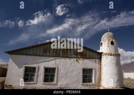 Die schöne Minarett der Moschee in dem abgelegenen Dorf der Karakul auf dem östlichen Abschnitt der Pamir Highway in Tadschikistan. Stockfoto