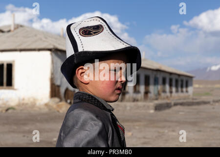 Bilder auf dem entfernten Pamir Highway, von der Kyzyl-Art Pass auf dem Weg nach Karakul See in Tajikiestan Stockfoto